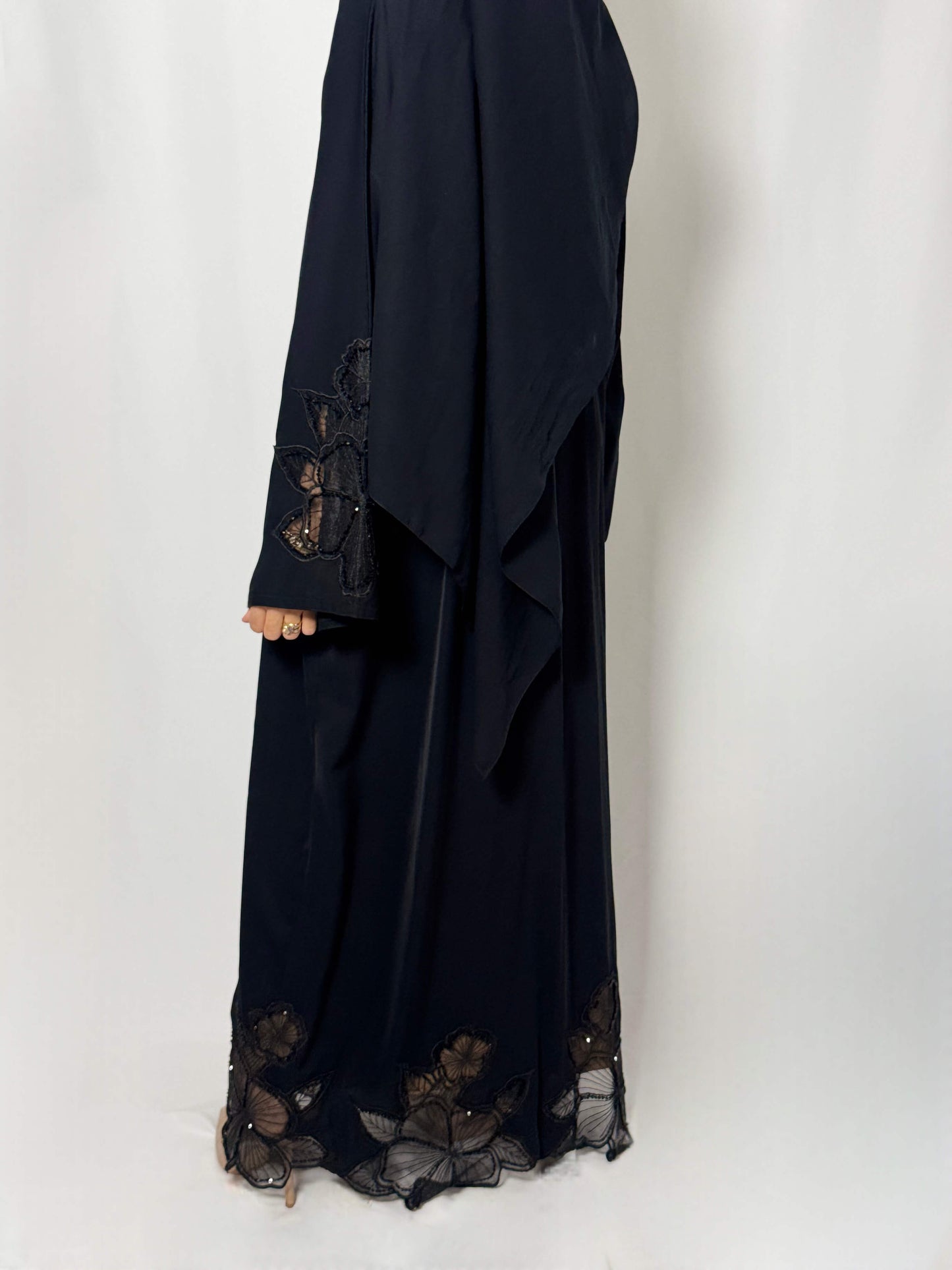 Abaya Camelia noir en dentelle sur les manches et le bas de la abaya sublime vue de dos des broderie et du perlage