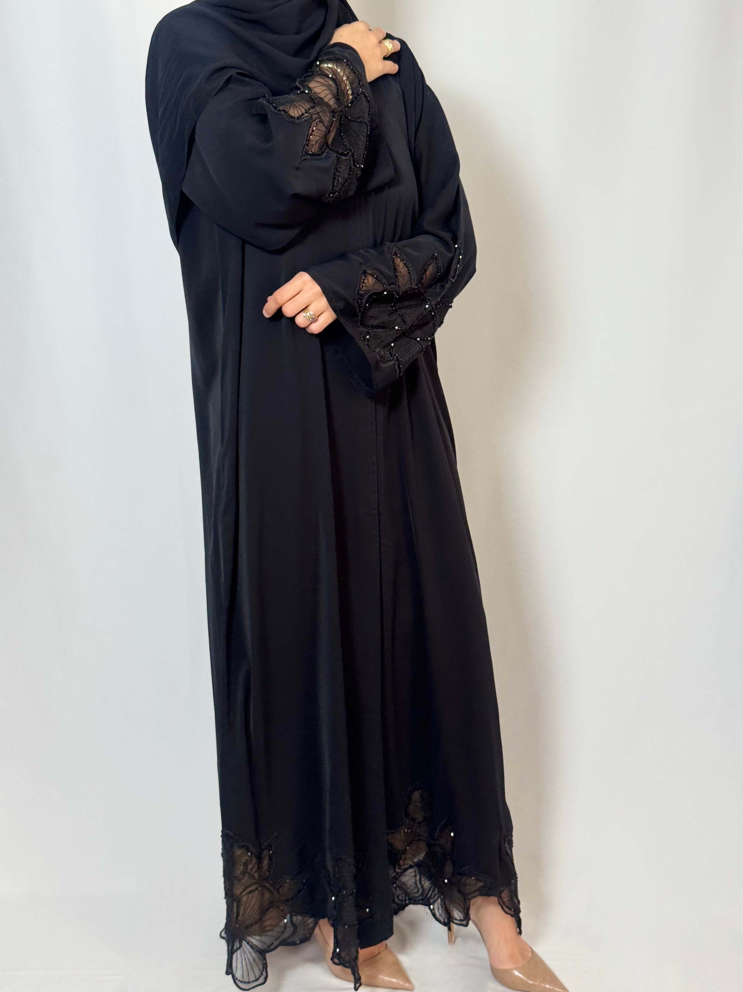 Abaya noir en dentelle fleuri Camelia et perlage noir tissu nidha légèreté et élégance