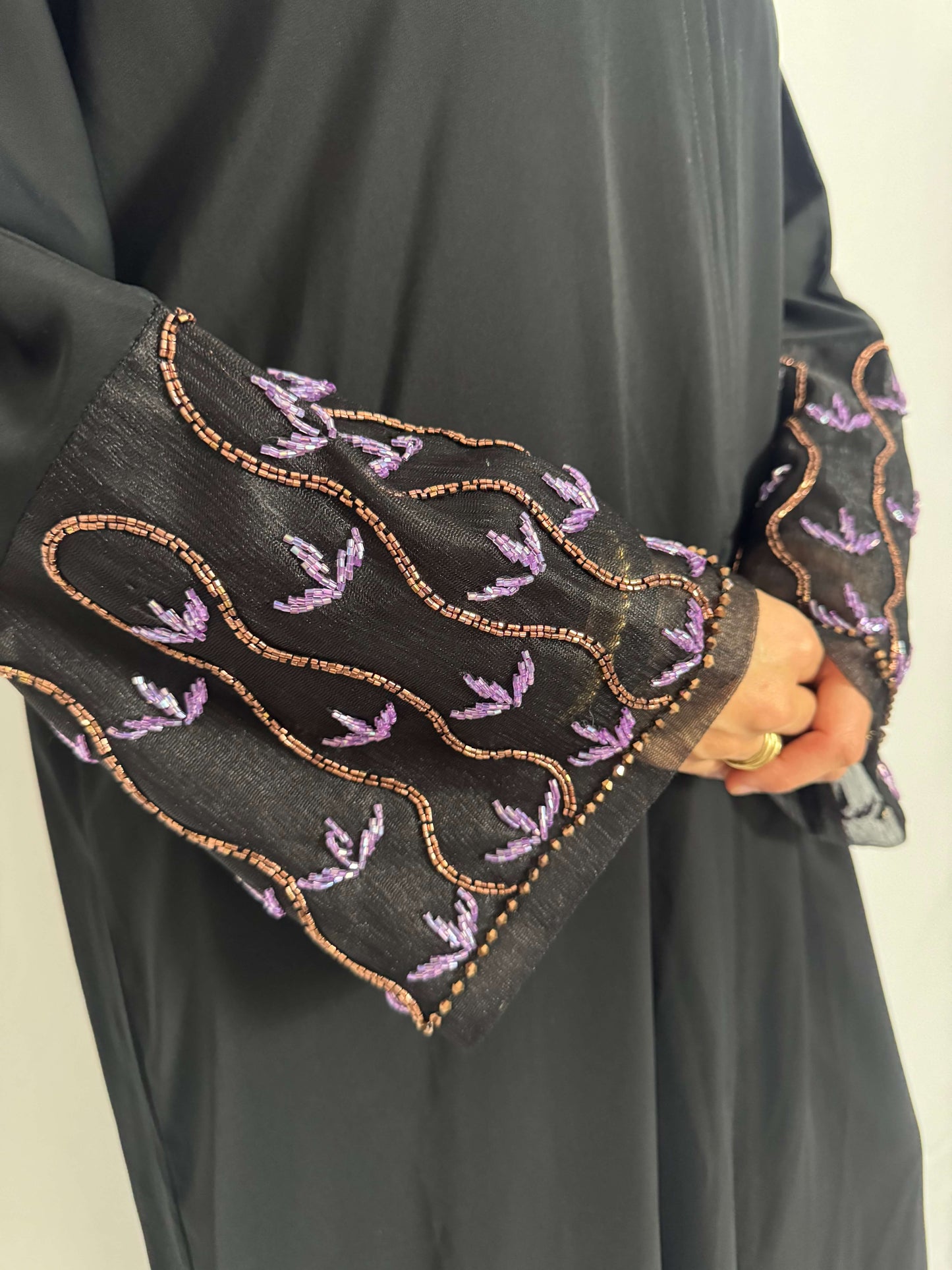 abaya noire fluide détail broderie violet et rose sur les manches