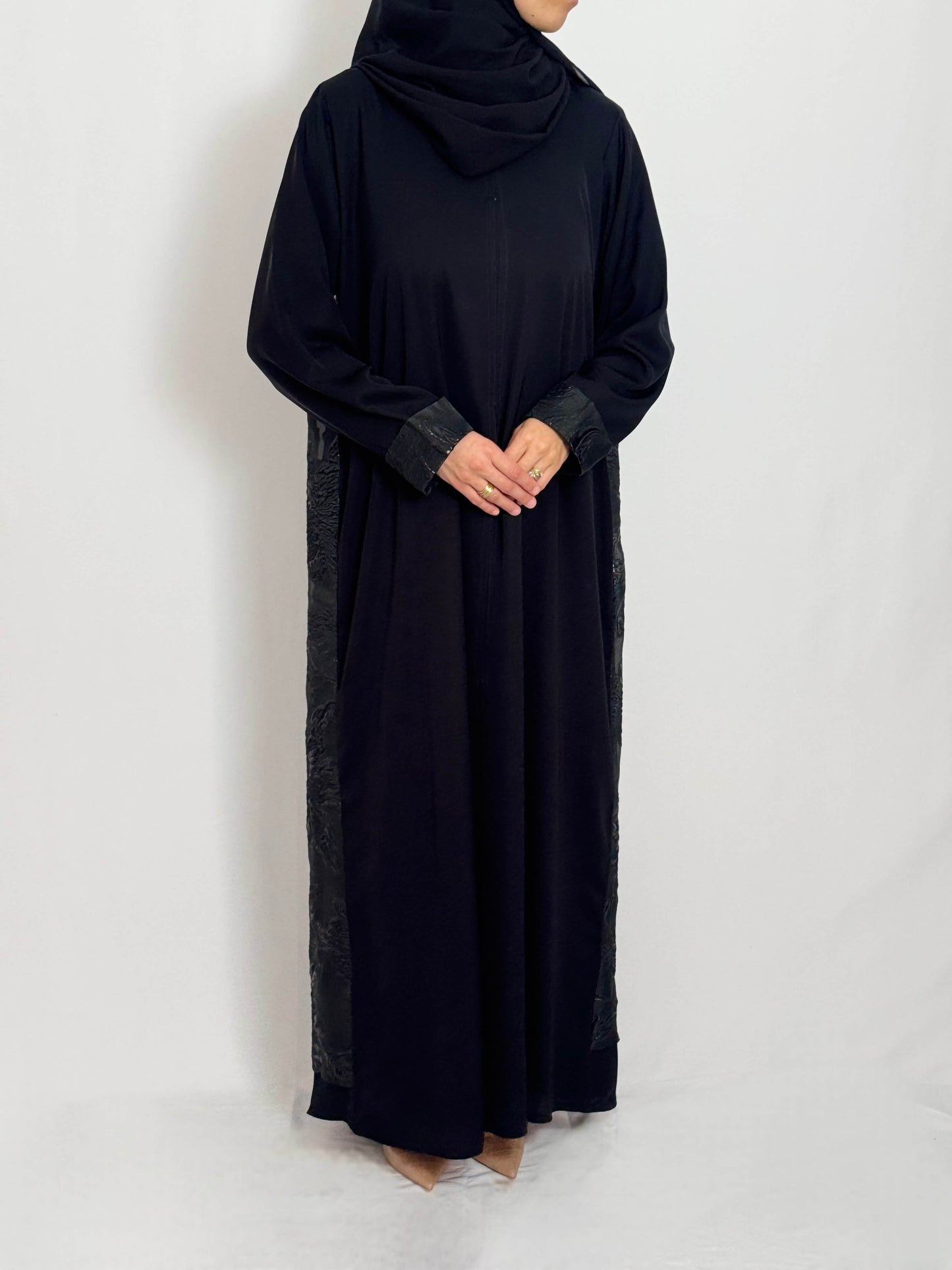 Abaya noire élégante et chic avec dos en brocard et rappel sur les manches