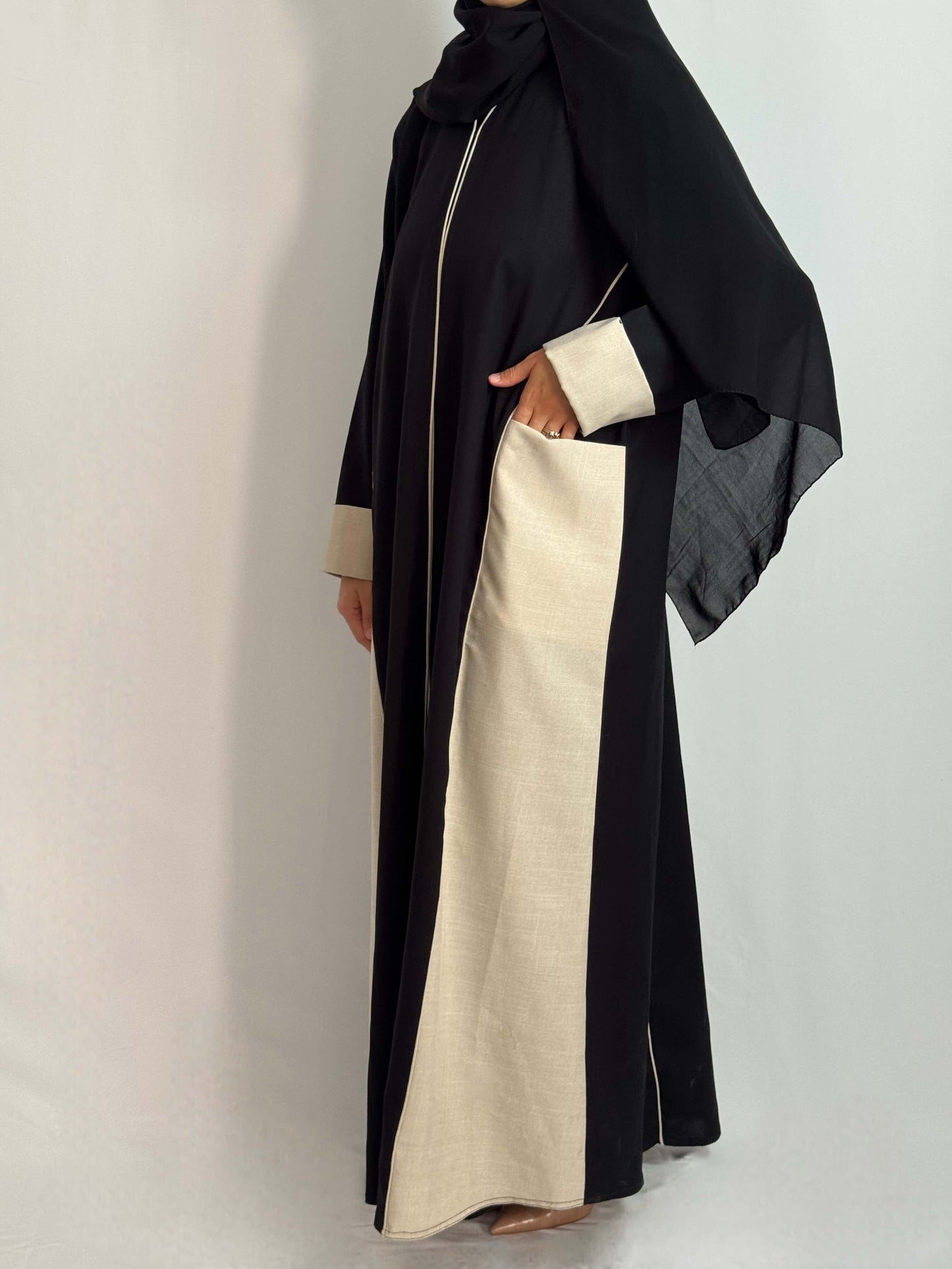 Abaya lina élégante abaya noir et beige avec des rappel de beige sur les manche t des poches
