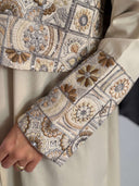 Zoom sur les détails de la broderie de la manche abaya syria beige et argenté