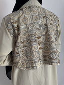 Abaya syria beige zoom sur les broderies vue de dos