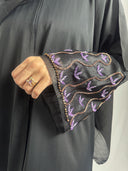 Zoom sur les detail des broderie aux manches de la abaya Leila noir