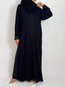 Abaya rym noir en brocard vue de face élégante silhouette fluide tissus nidha