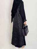 Vue de 3/4 abaya noire en brocard rym tissus nidha