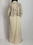 Abaya syria portée vue broderie de dos sur fond blanc 
