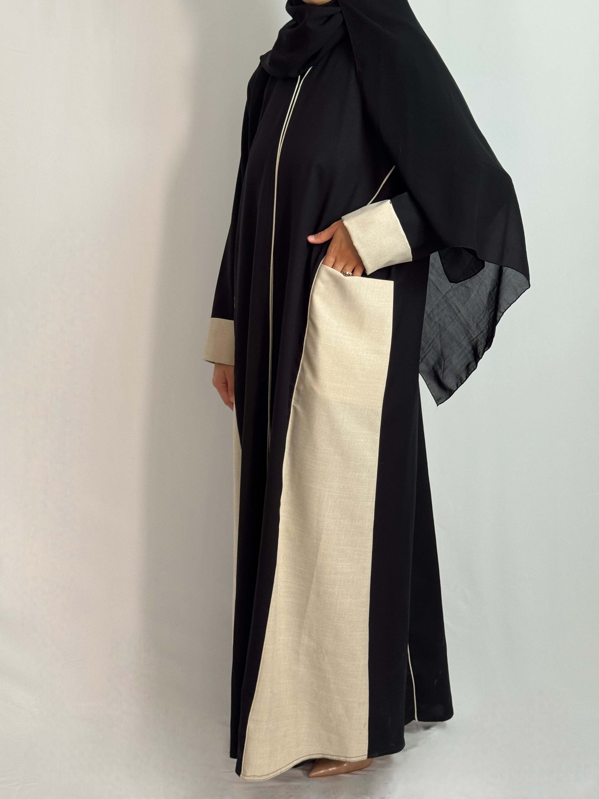 Abaya lina élégante abaya noir et beige avec des rappel de beige sur les manche t des poches 